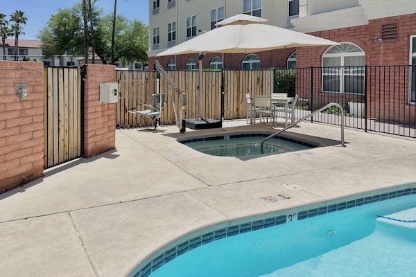 Alberca al aire libre, acceso de 06:00 a 22:00, y camastros