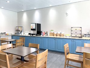 Café da manhã com buffet grátis todos os dias