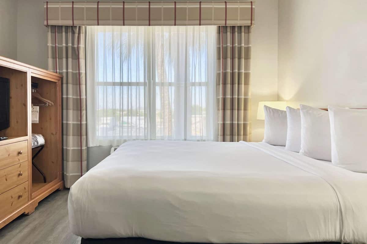 Premium Suite, 1 Bedroom, Non Smoking | 1 bedroom, premium bedding, down comforters, desk