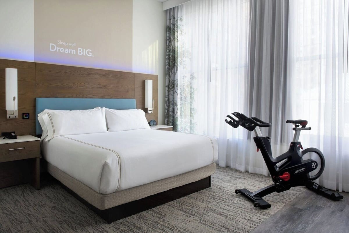 Suíte, 1 cama King e sofá-cama (W Stationary Bike) | 1 quarto, roupas de cama premium, edredons de pluma