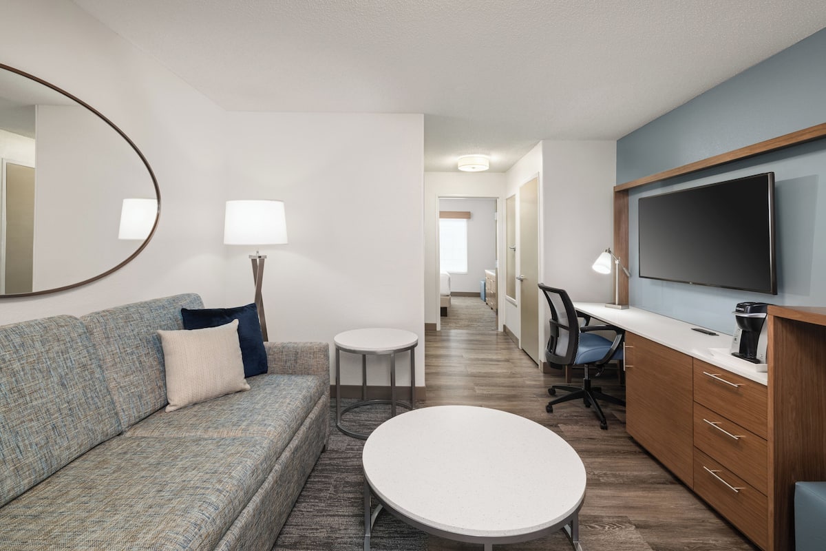 Suite, 1 Bedroom | Peralatan tempat tidur premium, gebar bulu kapas, tilam berlapik