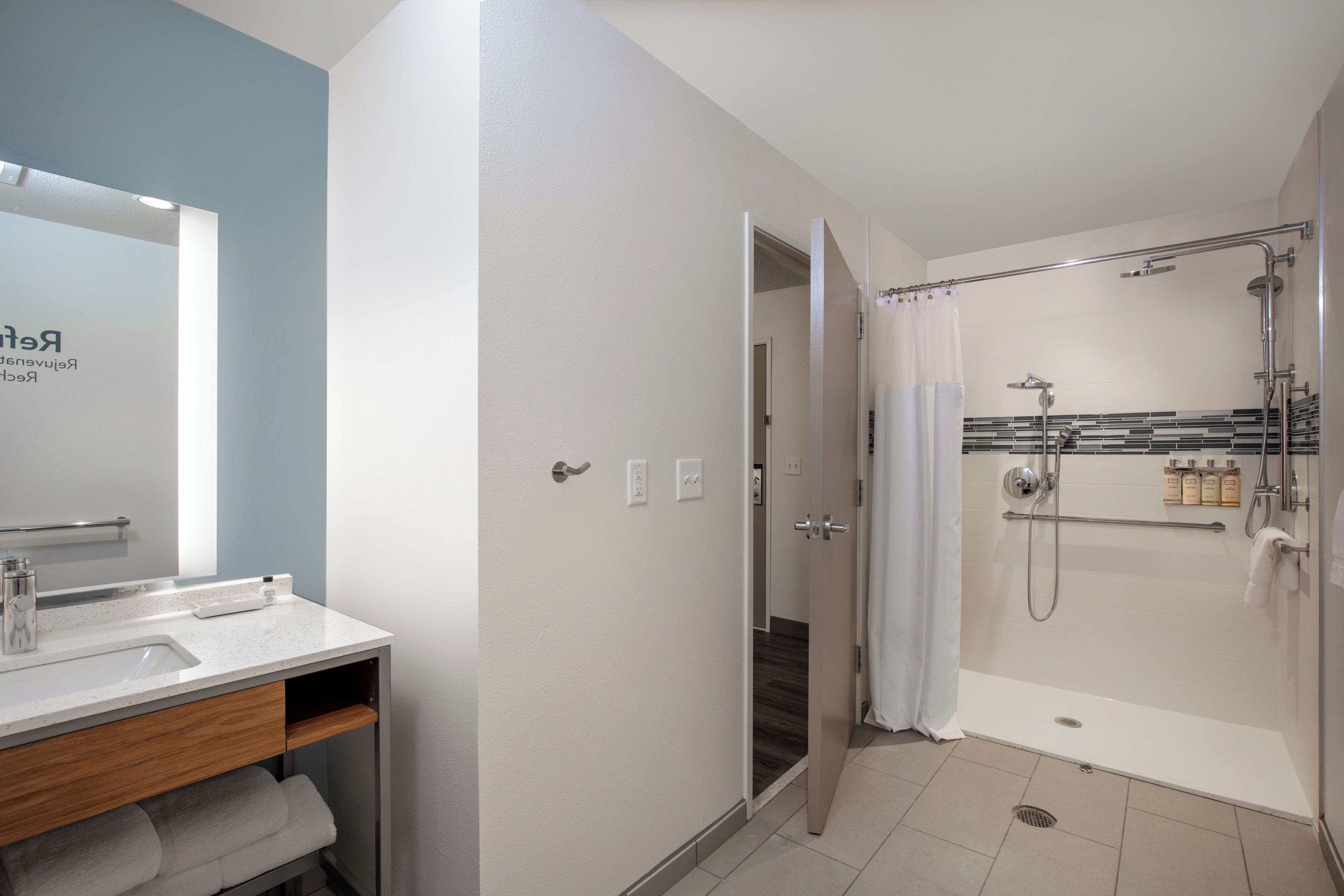 Suite, 1 letto queen, accessibile ai disabili (Communications, Accessible Tub) | Bagno | Set di cortesia firmato, asciugacapelli, asciugamani