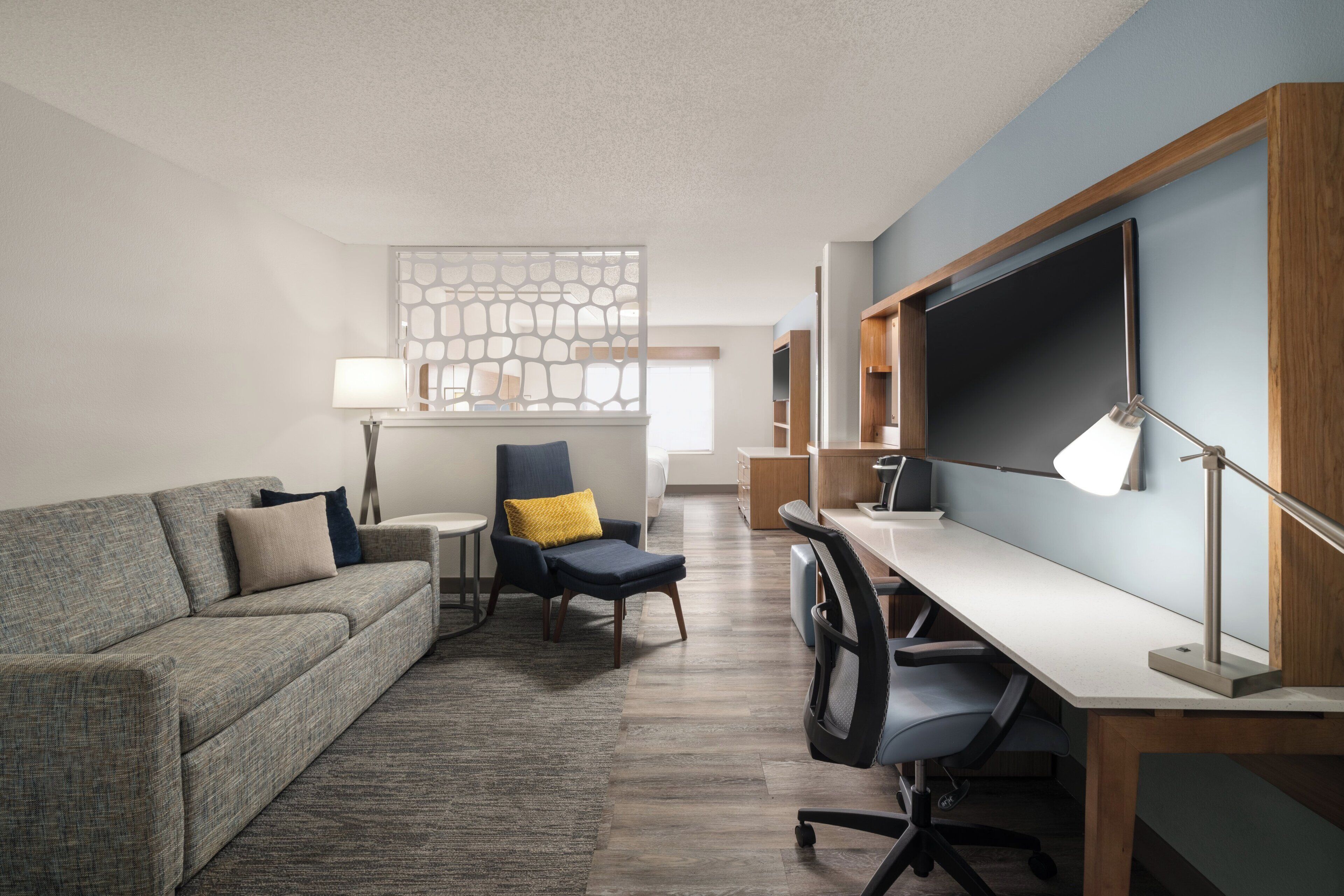 Suite, 1 cama de matrimonio grande con sofá cama (W Stationary Bike) | Ropa de cama de alta calidad y edredones de plumas