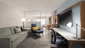 Suite, 1 cama de matrimonio grande con sofá cama (W Stationary Bike) | Ropa de cama de alta calidad y edredones de plumas