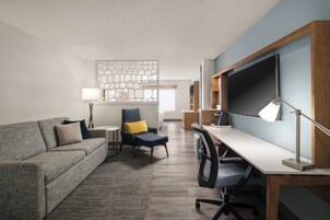 Suite, 1 cama de matrimonio grande con sofá cama (W Stationary Bike) | Ropa de cama de alta calidad y edredones de plumas