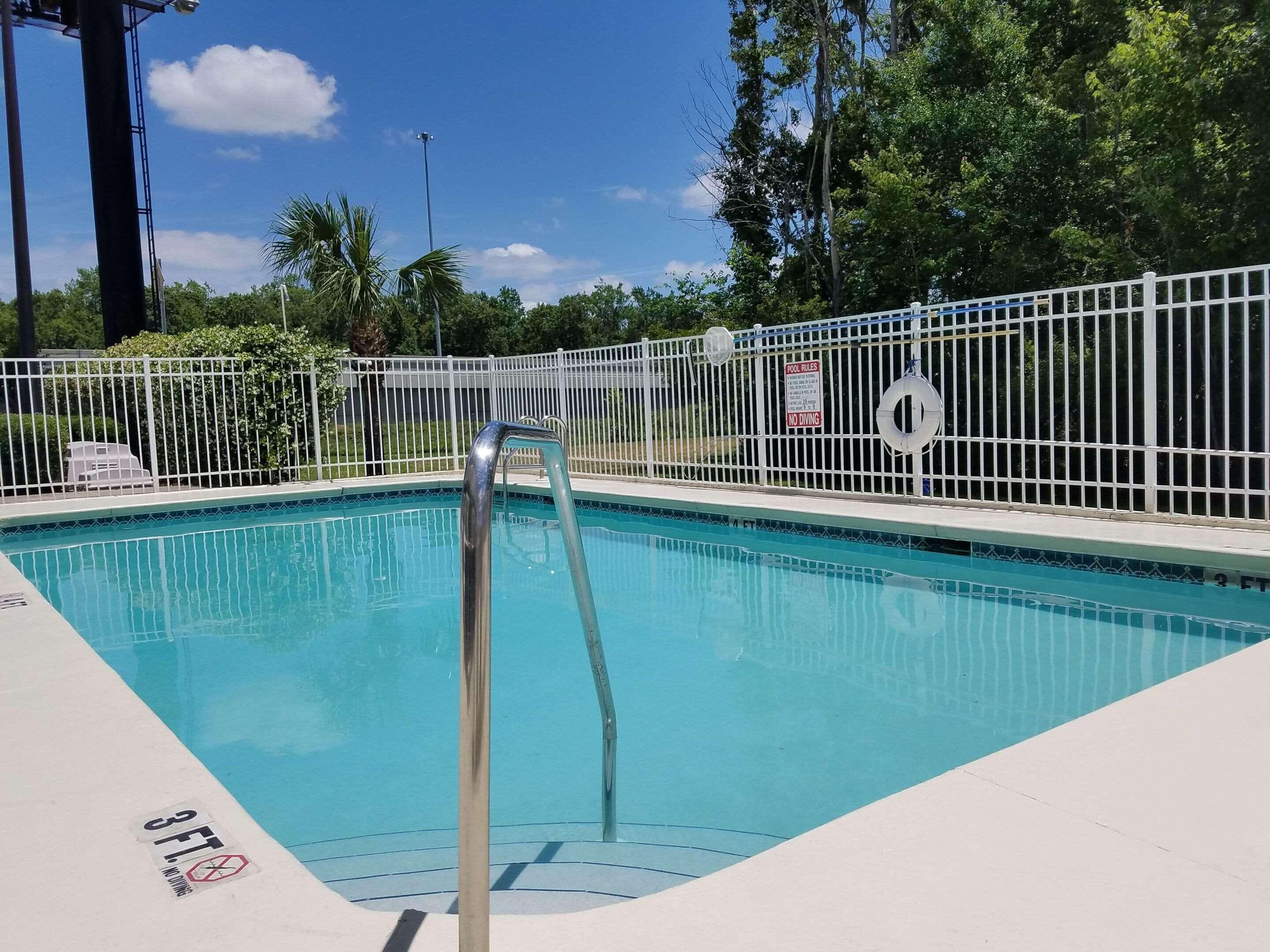 outdoor pool, open 10:00 am to 7:30 pm, pool loungers