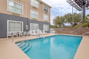 Outdoor pool, open 10:00 AM to 7:30 PM, pool loungers - Country Inn & Suites by Radisson, Jacksonville - Orange Park (Jacksonville)