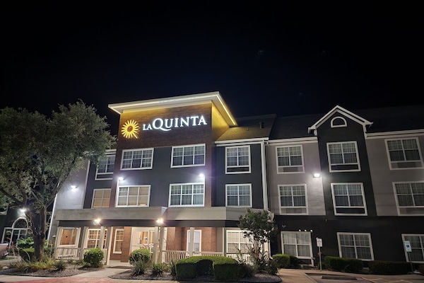 Voorkant accommodatie - avond/nacht