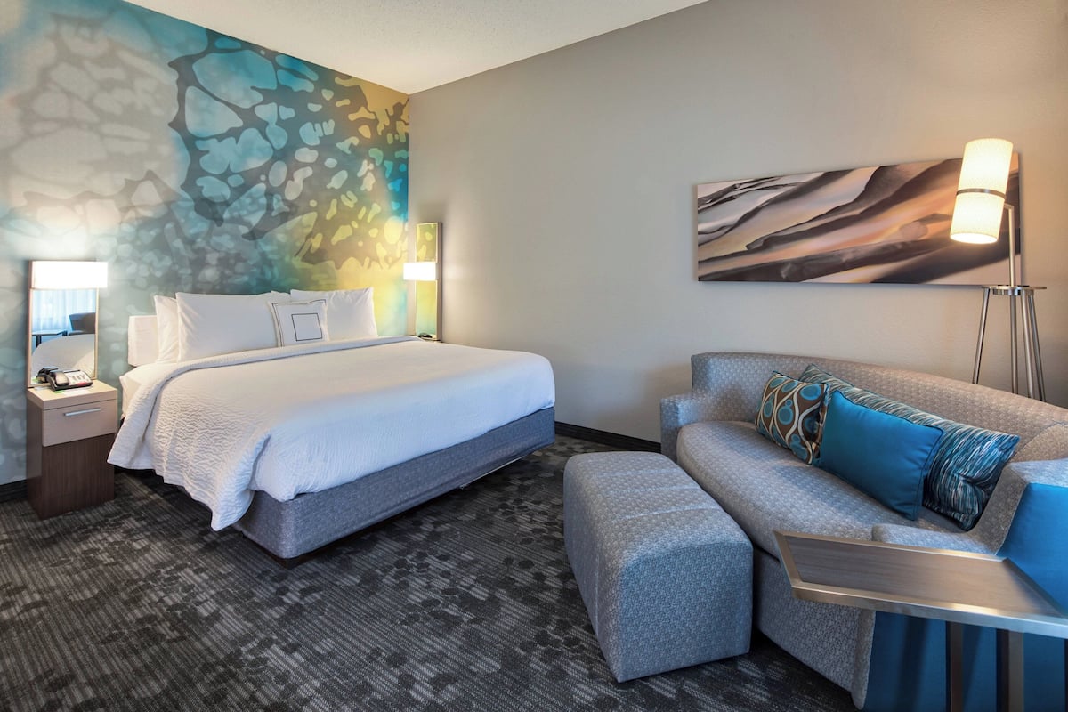 Premium bedding, in-room safe, desk, laptop workspace