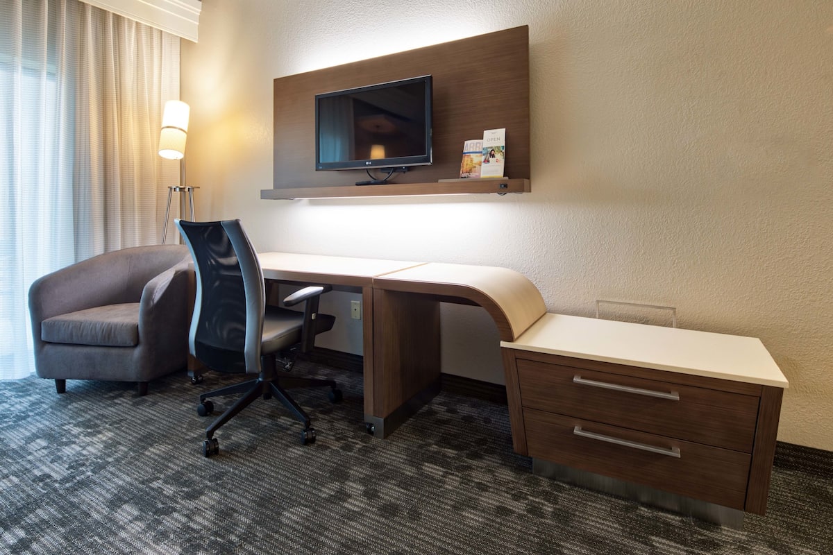 Premium bedding, in-room safe, desk, laptop workspace