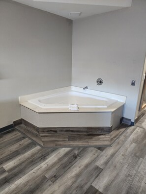Pillow-top beds, desk, iron/ironing board, free cots/infant beds - Days Inn & Suites by Wyndham Tucson/Marana (Tucson)