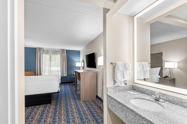Room, 1 King Bed, Non Smoking | Iron/ironing board, free WiFi