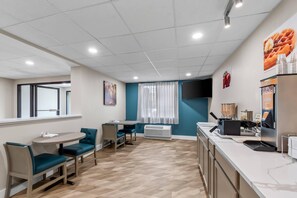 بوفيه فطور مجانًا يوميًا