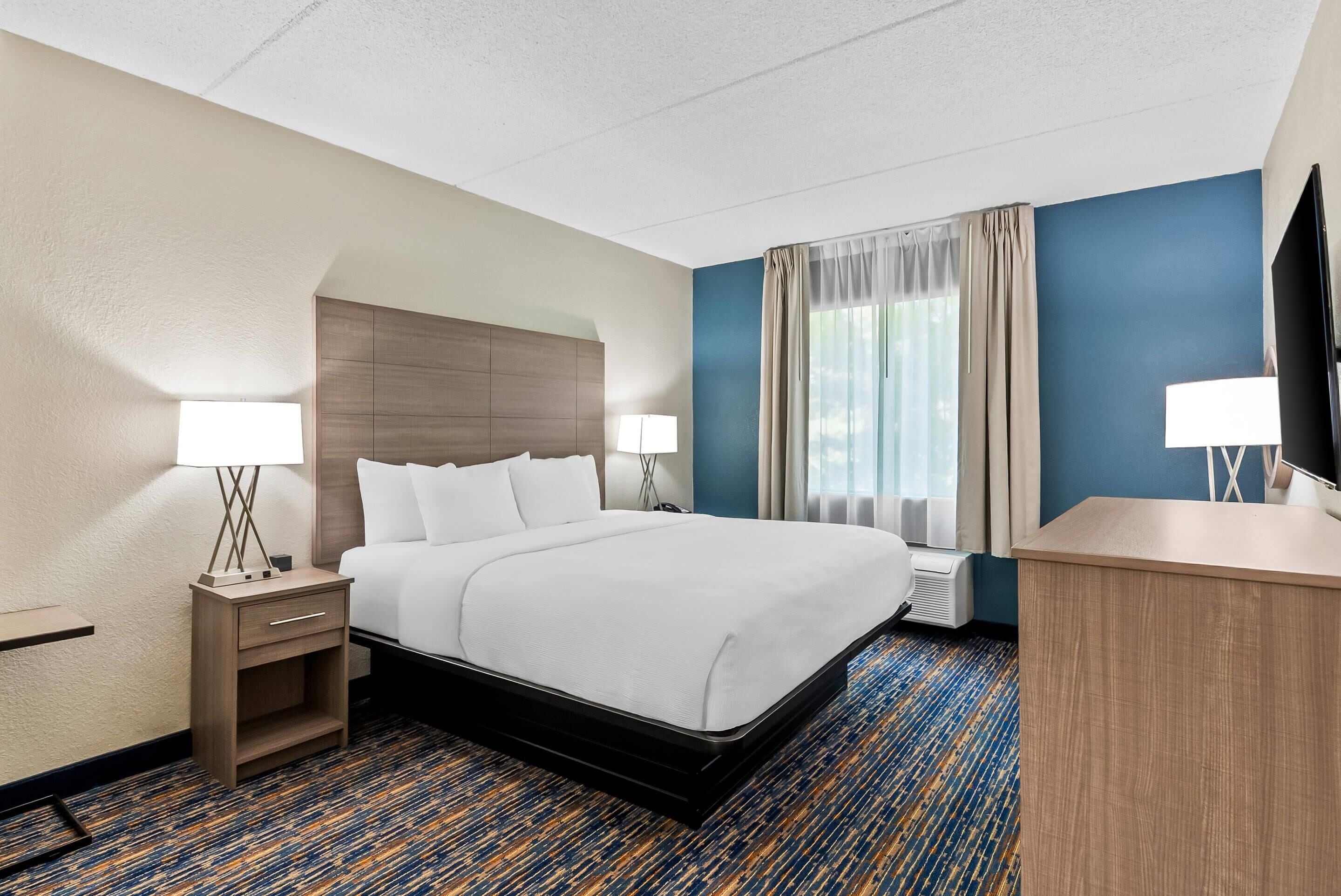 Quarto, 1 cama King, acessível, para não fumantes | Ferros/tábuas de passar roupa, berços grátis, camas extras/dobráveis