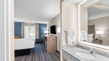 Quarto, 1 cama King, para não fumantes | Ferros/tábuas de passar roupa, berços grátis, camas extras/dobráveis