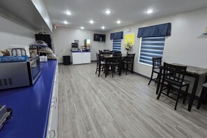 Free daily continental breakfast - OYO Hampton South Carolina Hwy 278 (Hampton)
