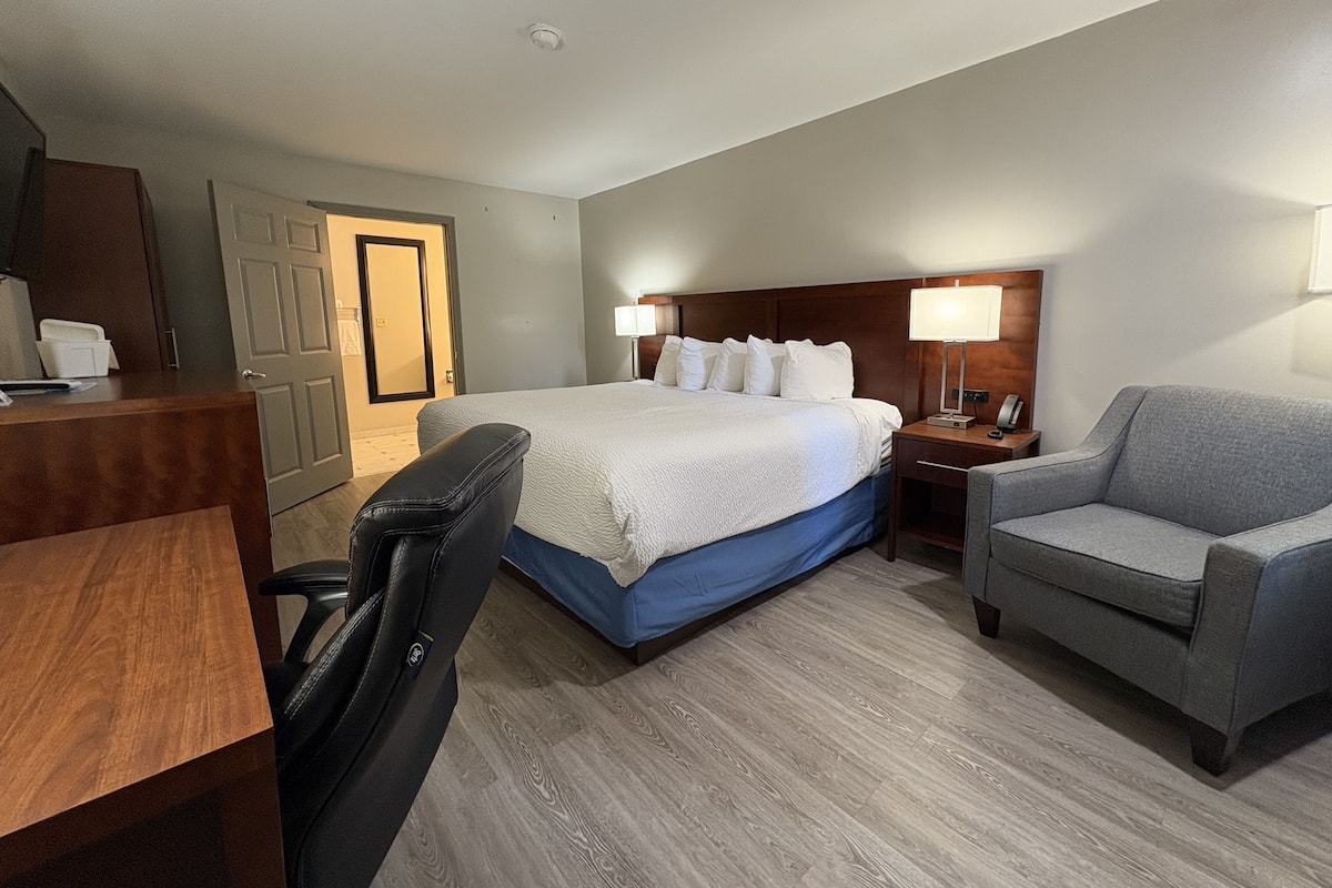 Room (King Bed Accessible Non-Smoking) | Desk, free WiFi, bed sheets, alarm clocks