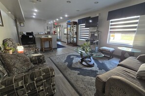 Lobby sitting area - OYO Hampton South Carolina Hwy 278 (Hampton)