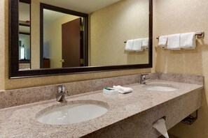 Tina con regadera, amenidades de baño gratuitas, secadora de cabello 