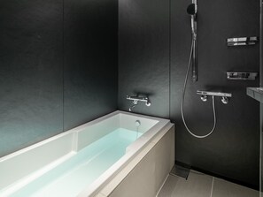Baignoire et douche séparées, baignoire relaxante profonde