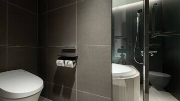 Separate bathtub and shower, deep-soaking bathtub, free toiletries