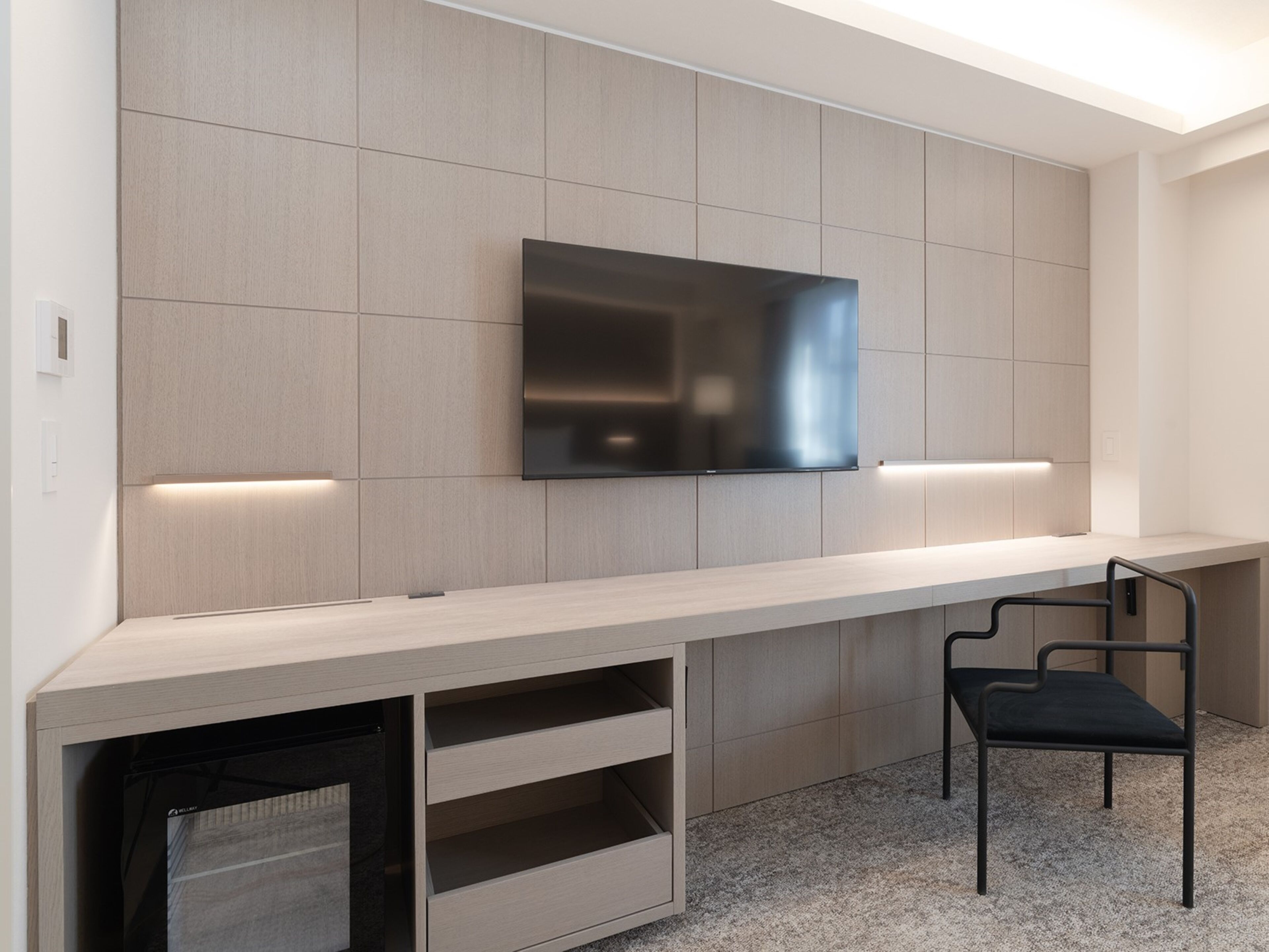 deluxe room, 1 king bed, non smoking | down duvets, in-room safe, desk, laptop workspace