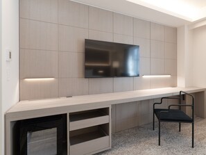 Habitación Deluxe, 1 cama King size, para no fumadores | Edredón, caja de seguridad en la habitación y escritorio 