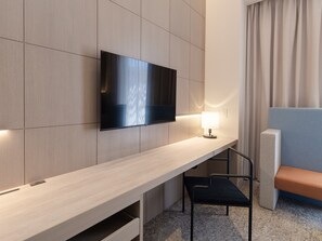 Habitación superior, 1 cama Queen size, para no fumadores (with Balcony) | Edredón, caja de seguridad en la habitación y escritorio 