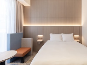 Superior Room, 1 Katil Ratu (Queen), Non Smoking (with Balcony) | Gebar bulu kapas, peti besi dalam bilik, meja 