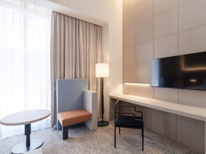 Habitación Deluxe, 1 cama King size, para no fumadores (with Balcony) | Edredón, caja de seguridad en la habitación y escritorio 