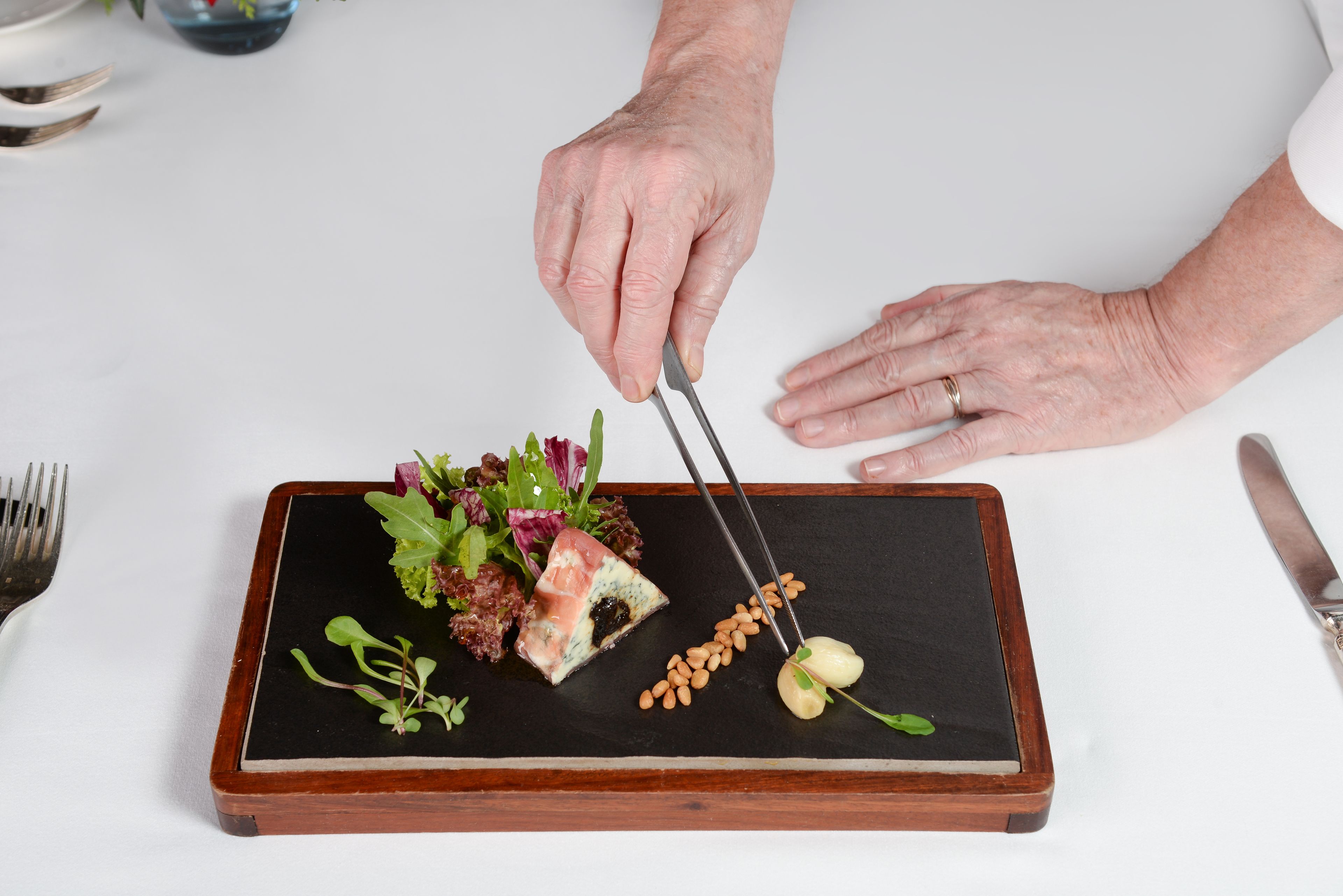 2 restaurants, breakfast, lunch, dinner served; international cuisine