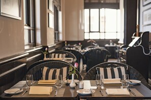 2 restauranter: frokost, lunsj og middag serveres