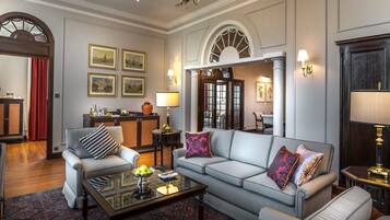 Minibar, caja de seguridad en la habitación y decoración personalizada