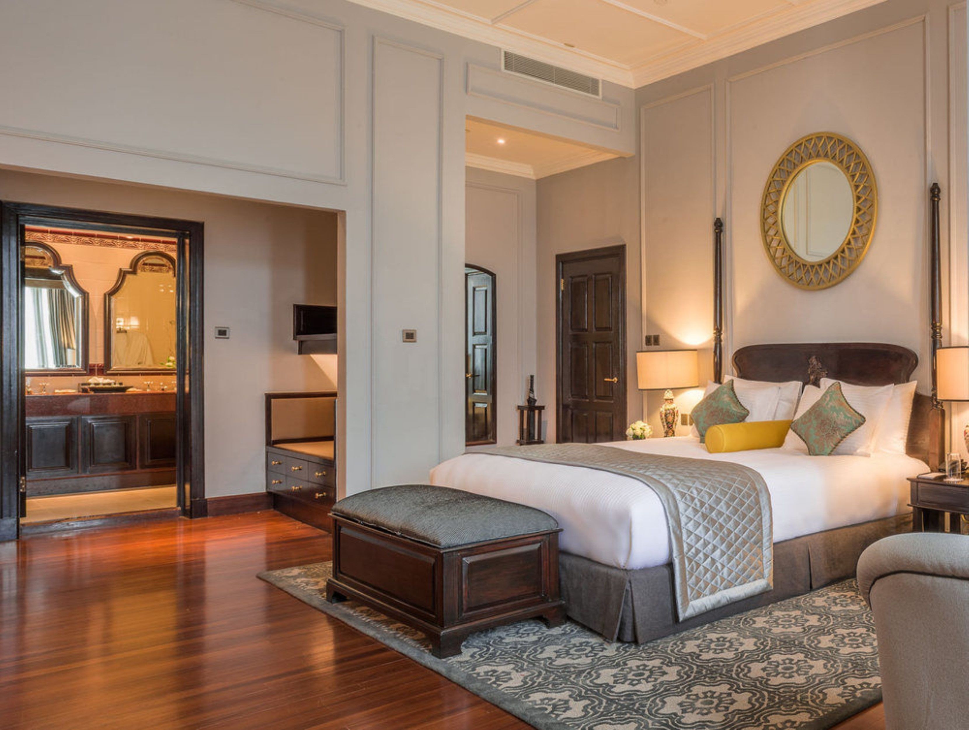 deluxe suite | minibar, in-room safe, individually decorated, individually furnished