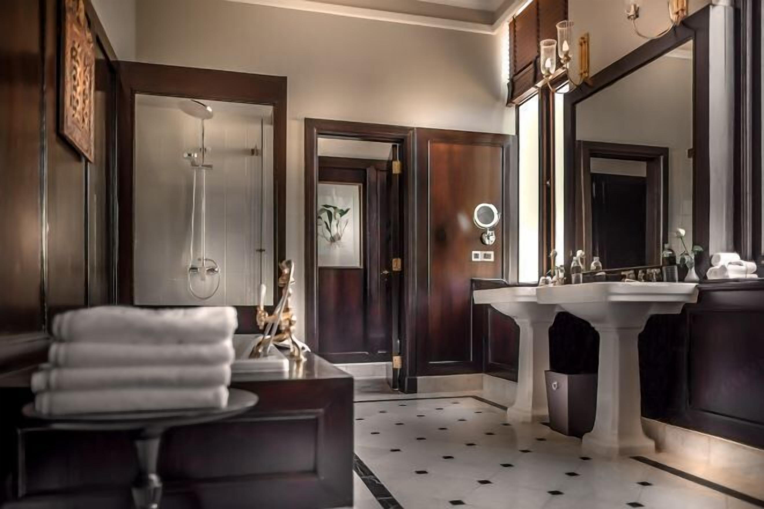 浴室 | 独立的浴缸和淋浴、深泡浴缸、免费洗浴用品、吹风机