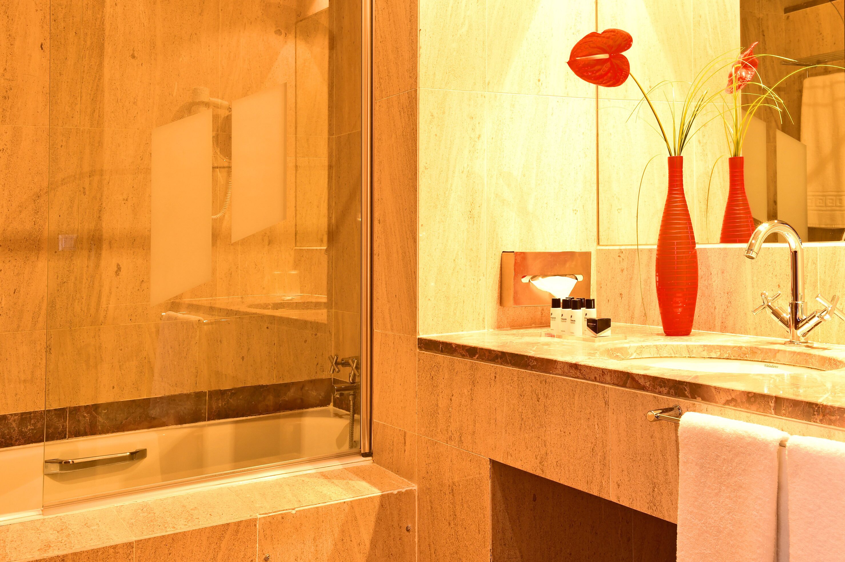 bathtub, deep-soaking bathtub, eco-friendly toiletries, hair dryer