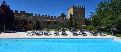 Piscina a l'aire lliure i gandules