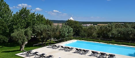Piscine extérieure, chaises longues