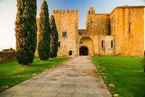 A historic stone building with a central archway and tall, narrow towers. - Pousada Mosteiro Crato (Crato)