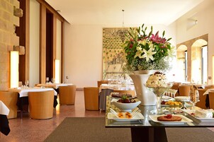 供应午餐和晚餐，地区菜，花园景观