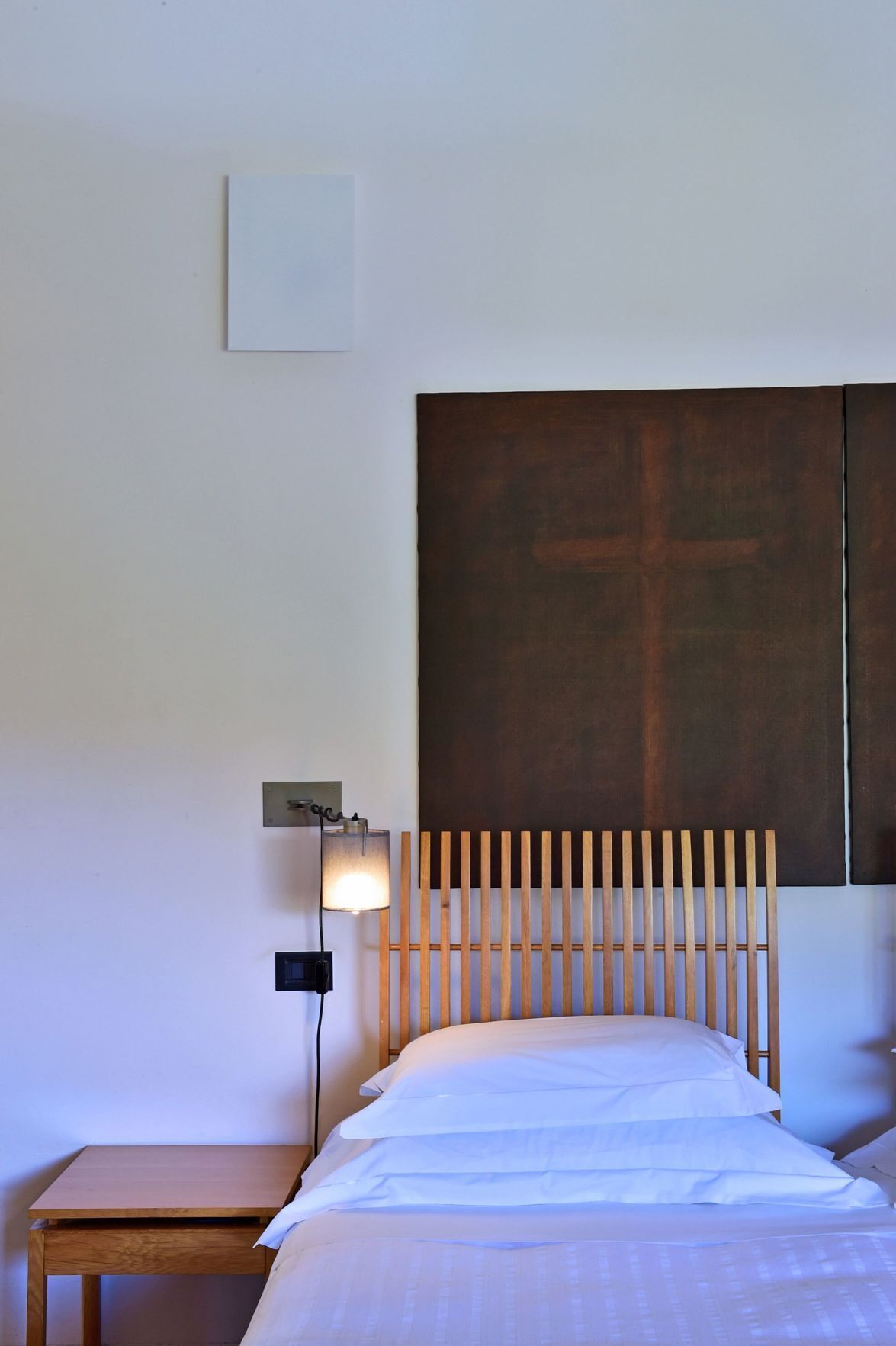 Minibar, caja de seguridad en la habitación y escritorio 
