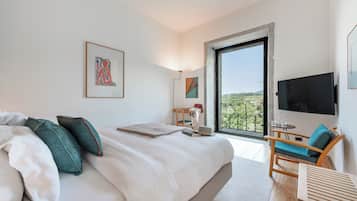 1 habitación, caja de seguridad en la habitación y escritorio