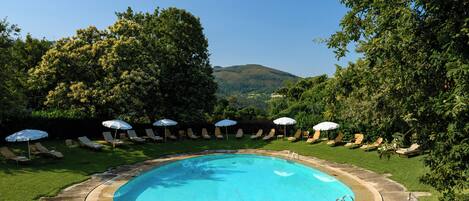 Piscine extérieure, chaises longues