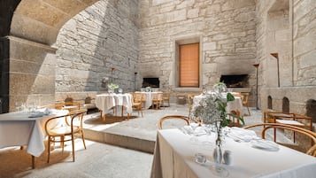 Se sirven comidas, cenas y cocina regional