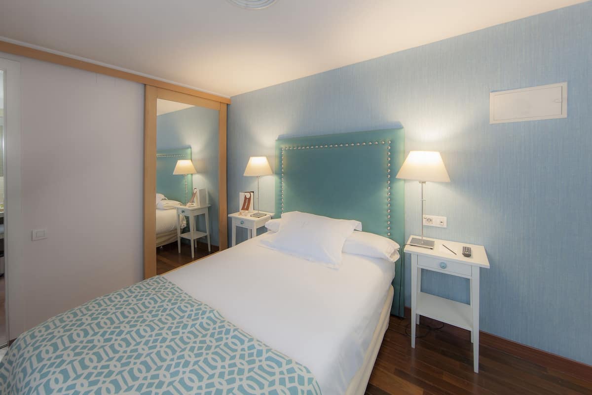 1 chambre, literie de qualité supérieure, couette en duvet d'oie