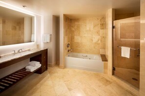 Ensemble douche/baignoire, articles de toilette de luxe, sèche-cheveux
