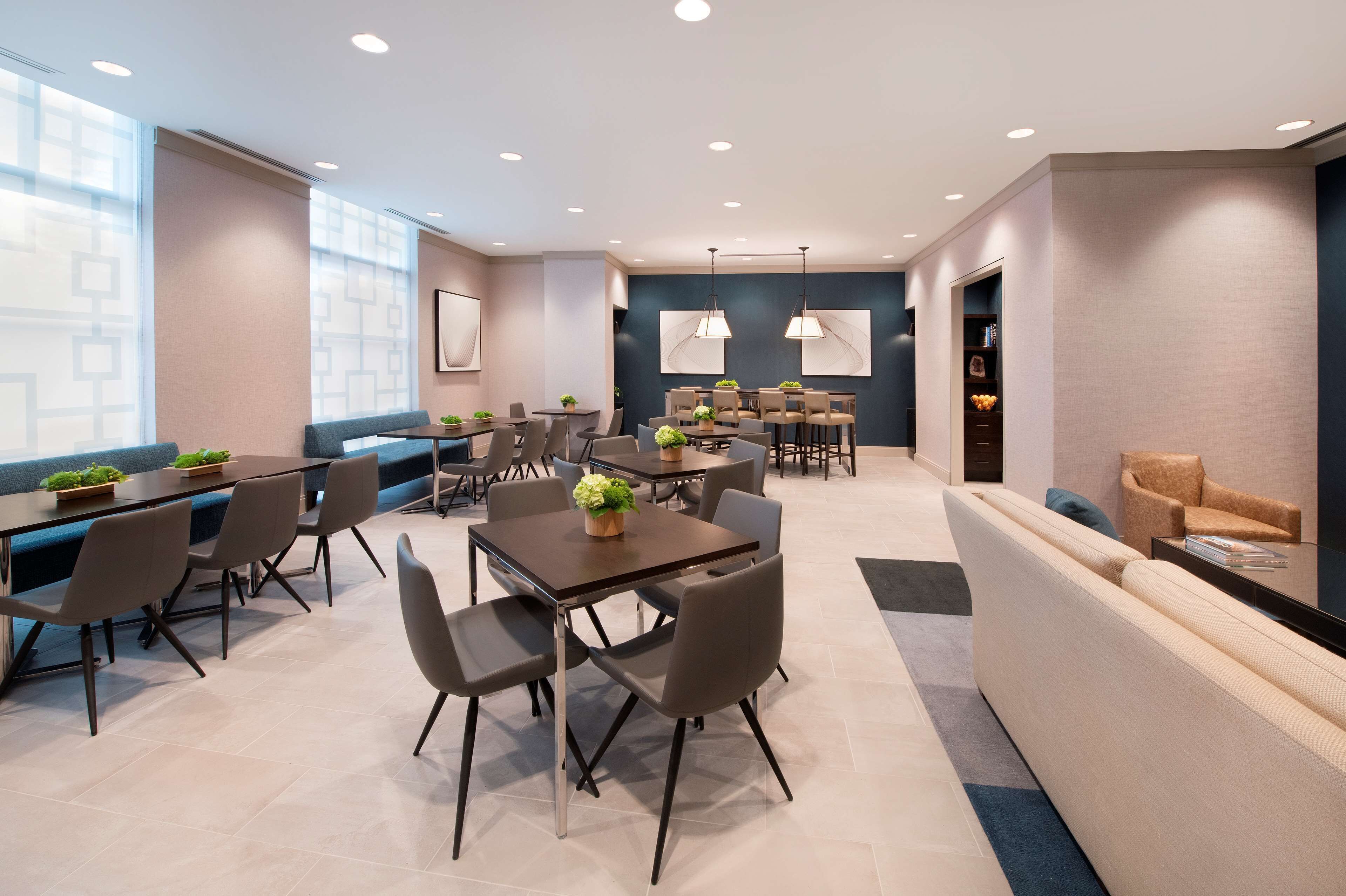 2 restaurants; lunch and dinner served