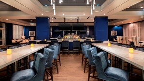 Un espace bar avec différents types de sièges et un comptoir.