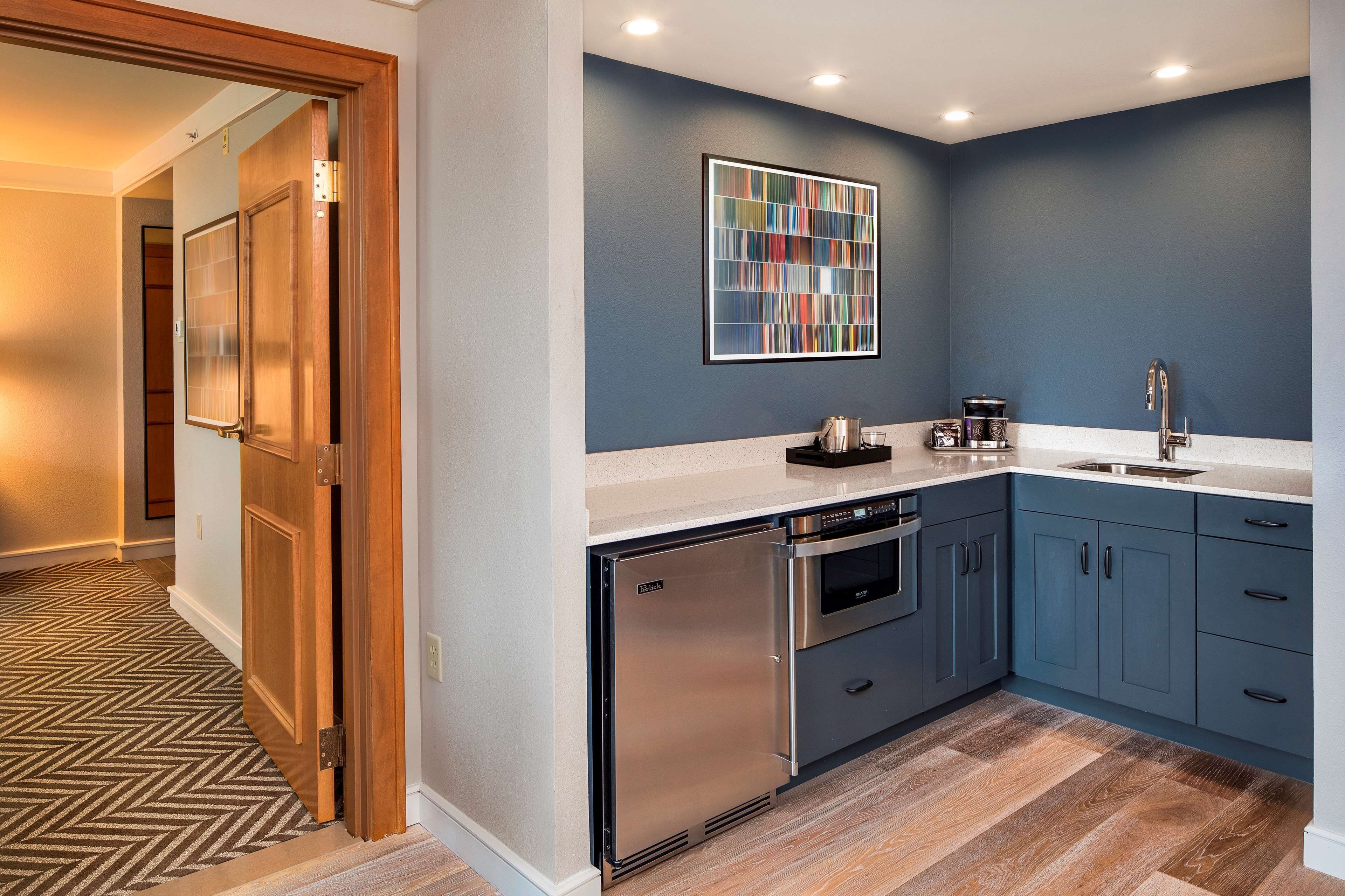 fridge, coffee/tea maker