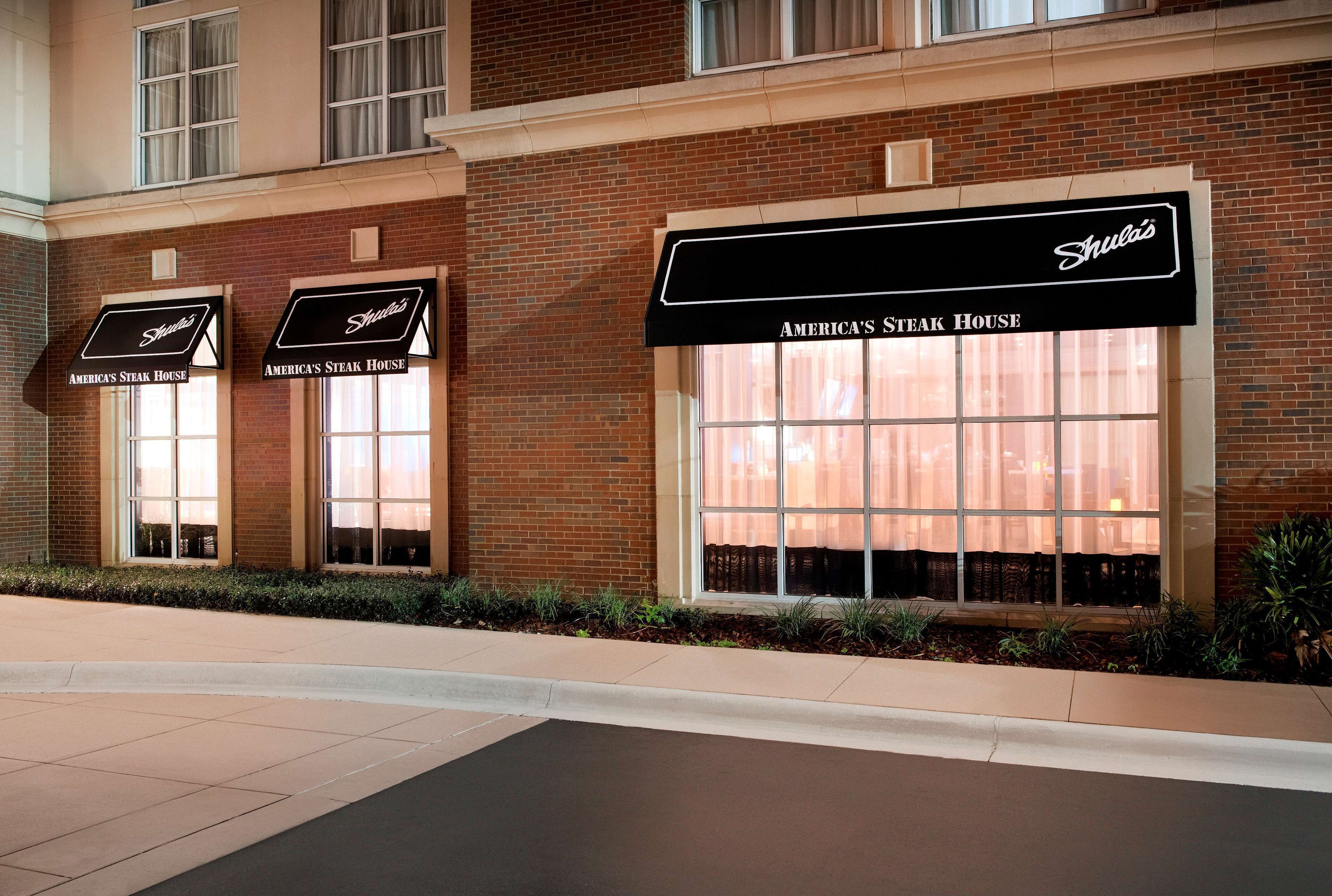 2 restaurants, lunch, dinner served; american cuisine